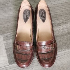 Clarks  womens Artisan brown leather crocodile embossed loafer. Size 10M